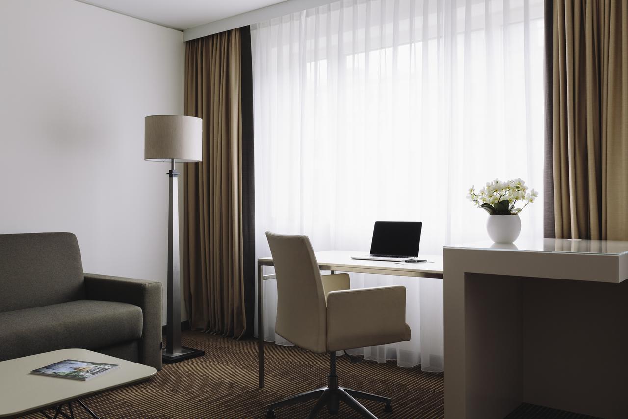 Pullman Berlin Schweizerhof Hotel Luaran gambar A typical room at the hotel