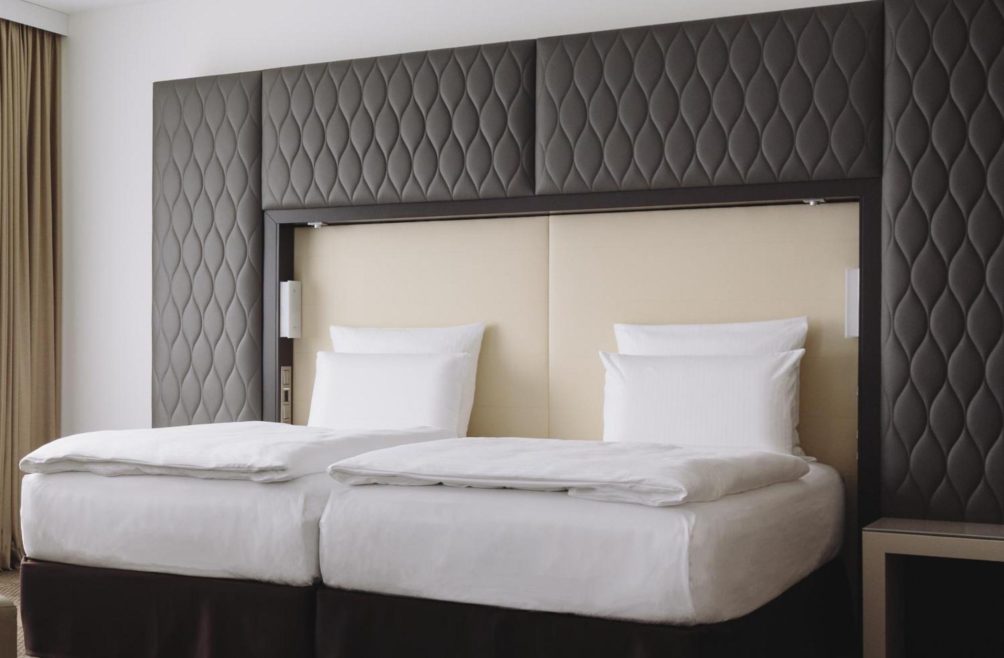 Pullman Berlin Schweizerhof Hotel Bilik gambar A bed with a boxspring