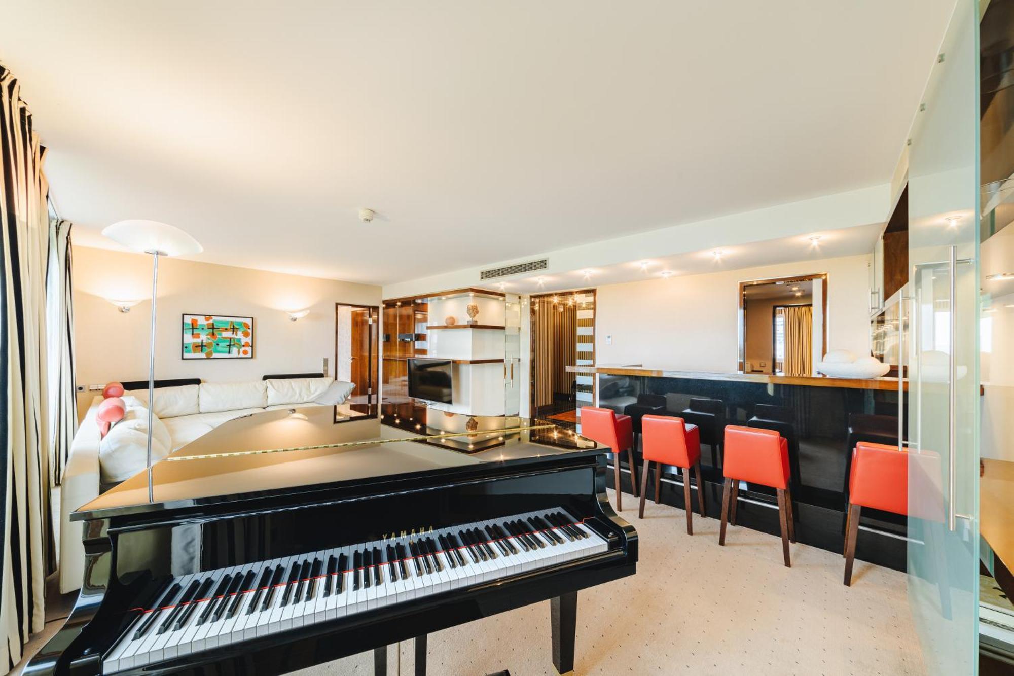 Pullman Berlin Schweizerhof Hotel Luaran gambar The piano room