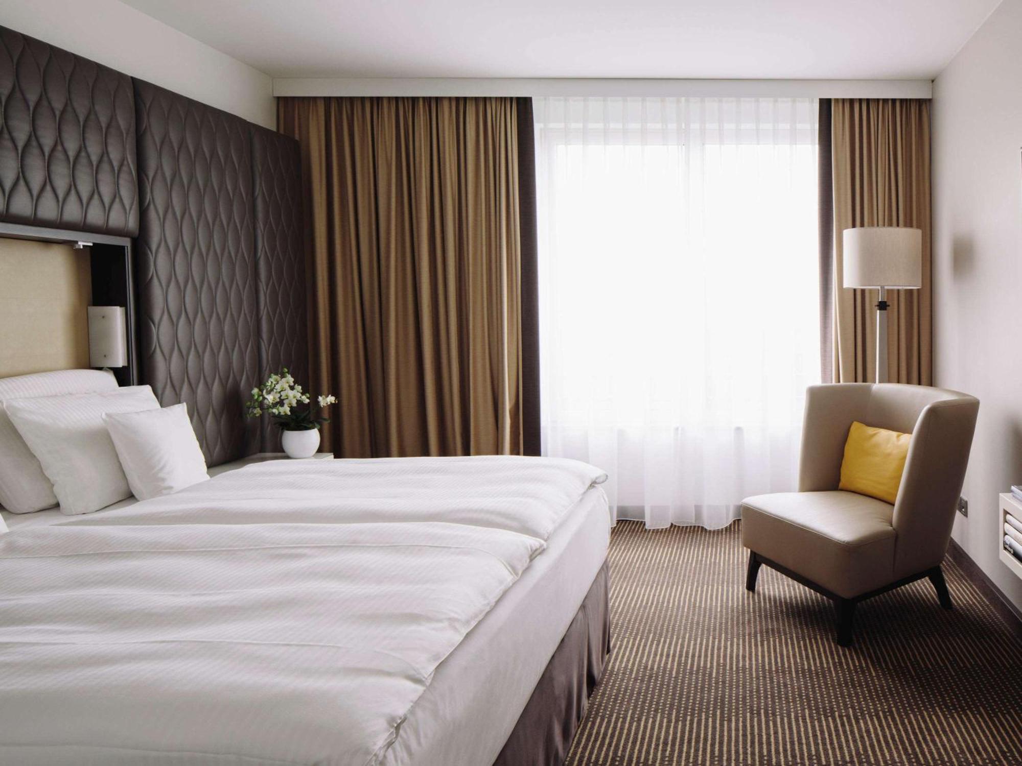 Pullman Berlin Schweizerhof Hotel Luaran gambar A room at the Hotel de France