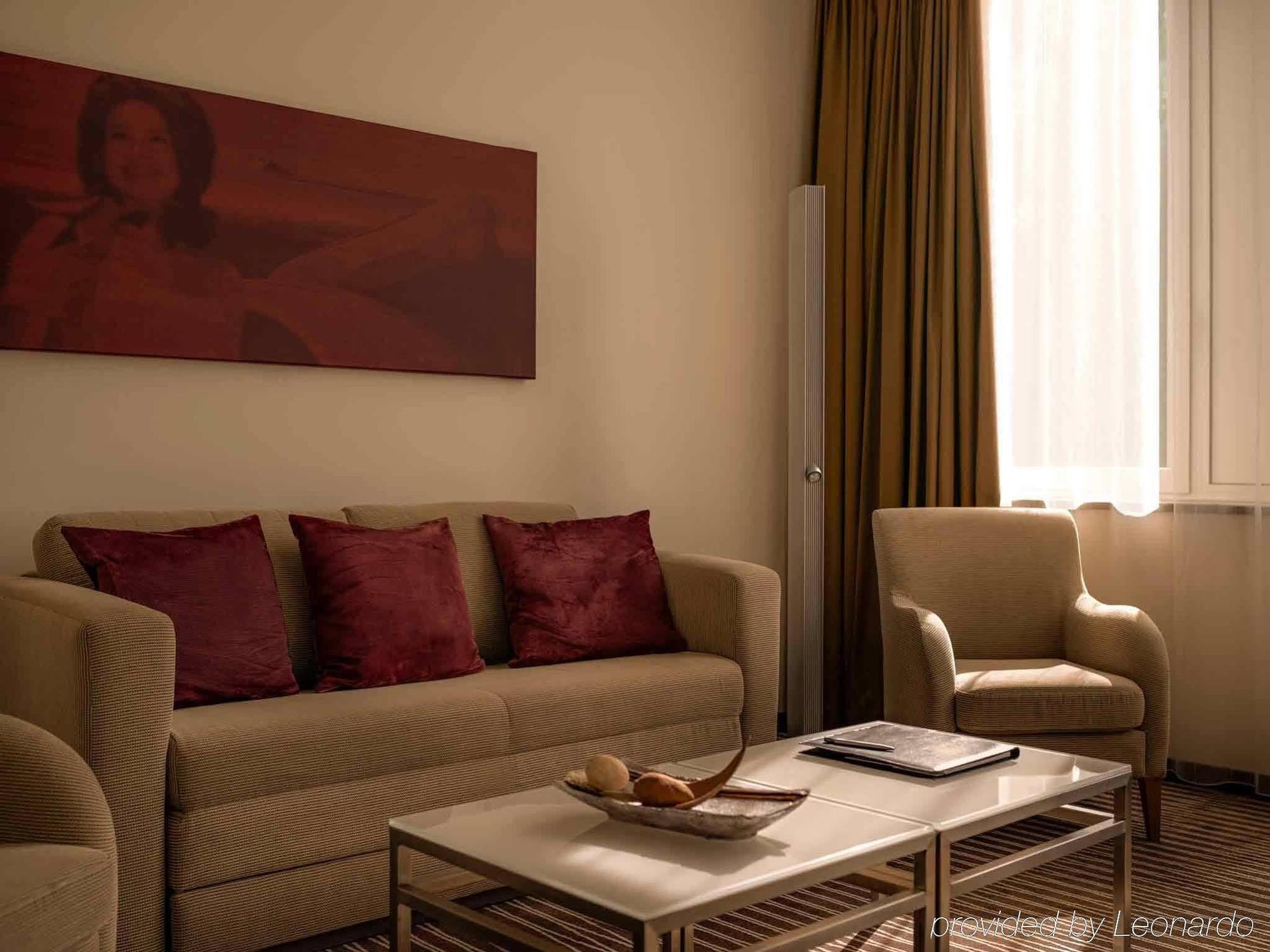 Pullman Berlin Schweizerhof Hotel Luaran gambar A living room