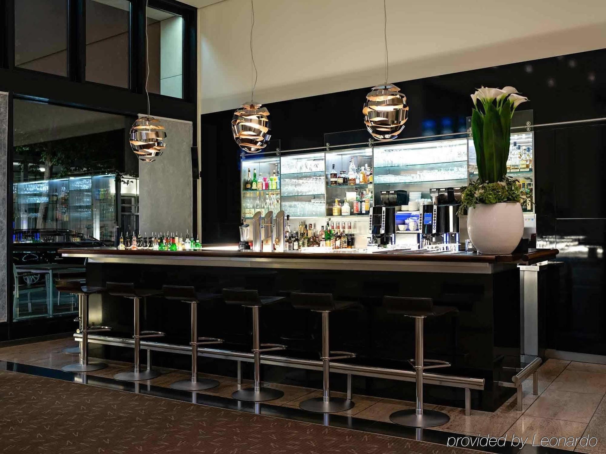 Pullman Berlin Schweizerhof Hotel Luaran gambar The bar at the restaurant
