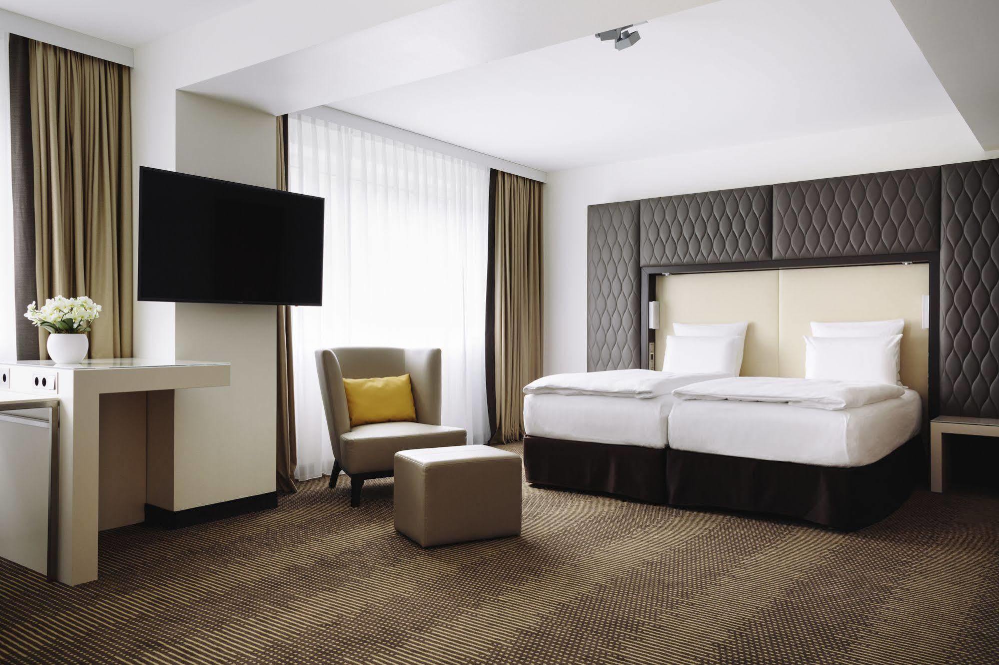 Pullman Berlin Schweizerhof Hotel Luaran gambar A room at the hotel